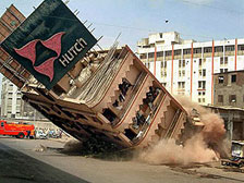 В
    Индии рухнул дом, на котором
    установили слишком большой щит с рекламой мобильной связи  (фото
    cnews.ru)